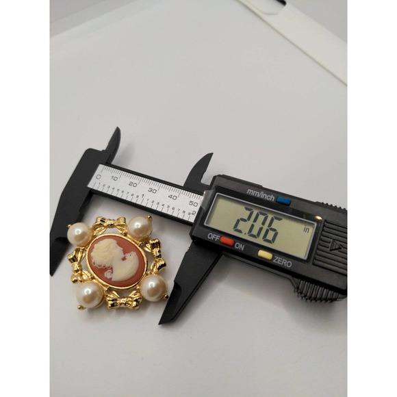 Vintage Gold Tone Cameo Brooch/Pendant With Simulated Pearls - Picture 9 of 13